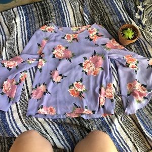 Adorable floral blouse with bell sleeves!😍